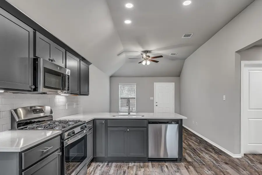 **Photos are sample photos of similar plan. Colors and features might vary** **Photos are sample photos of similar plan. Colors and features might vary**