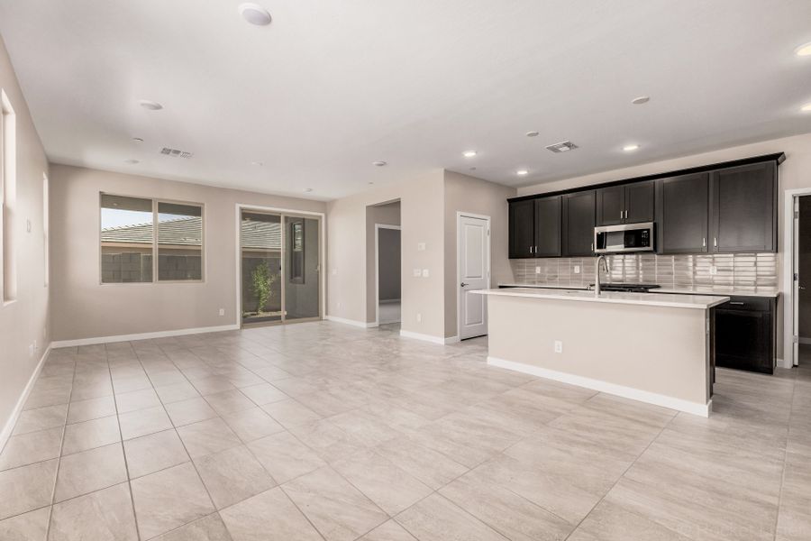 Spacious, unfurnished interior of a new home in Mira Vista at Victory, Buckeye (Image 8).