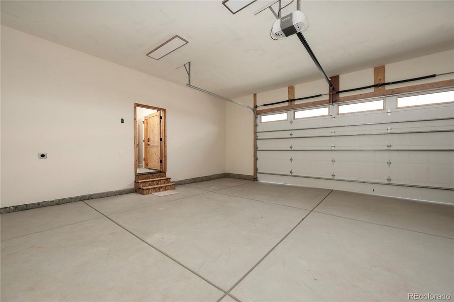 Spacious, unfurnished interior of a new home in , Granby (Image 33).