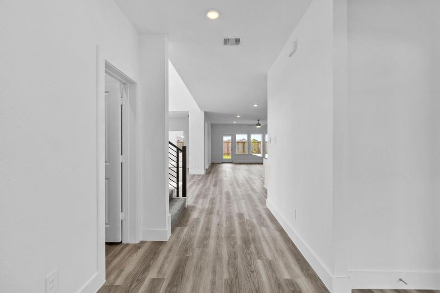 Spacious, unfurnished interior of a new home in Riverside Estates, Mont Belvieu (Image 23).