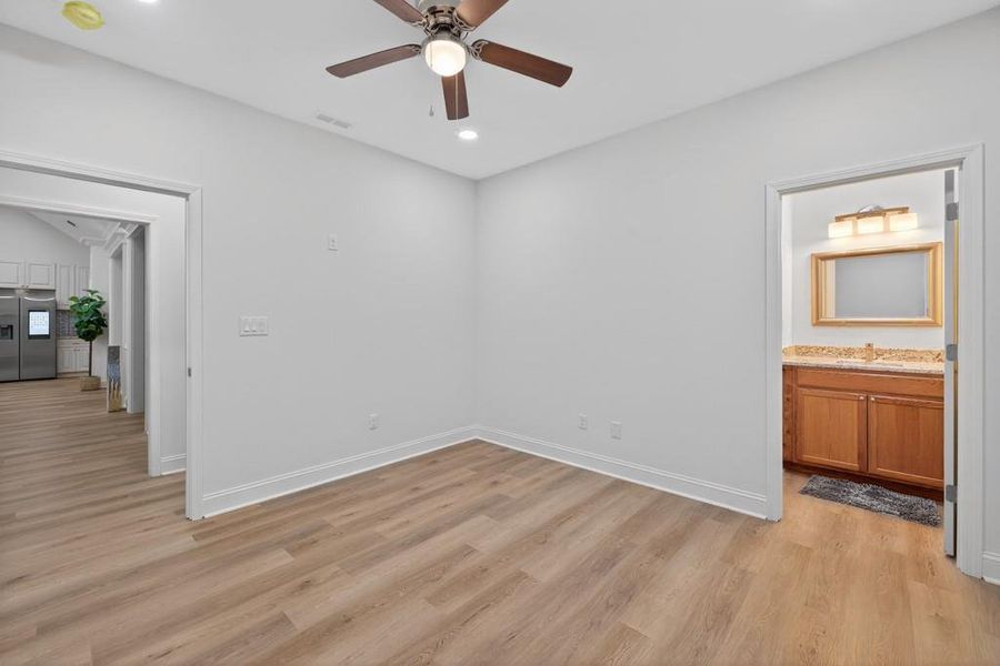 Spacious, unfurnished interior of a new home in , Oxford (Image 66).