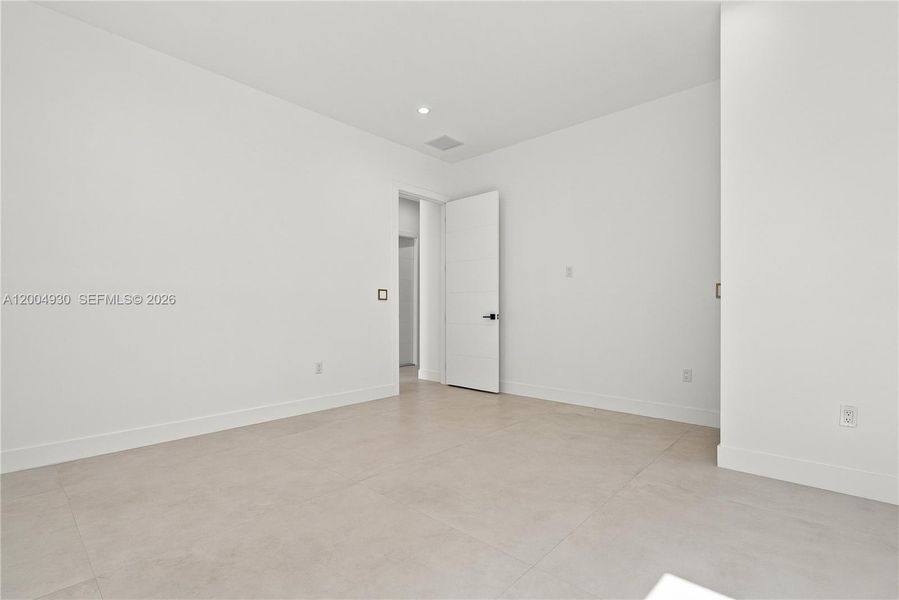 Spacious, unfurnished interior of a new home in , Miami (Image 41).