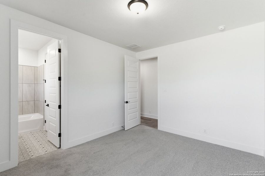 Spacious, unfurnished interior of a new home in Caliza Reserve, Boerne (Image 39).