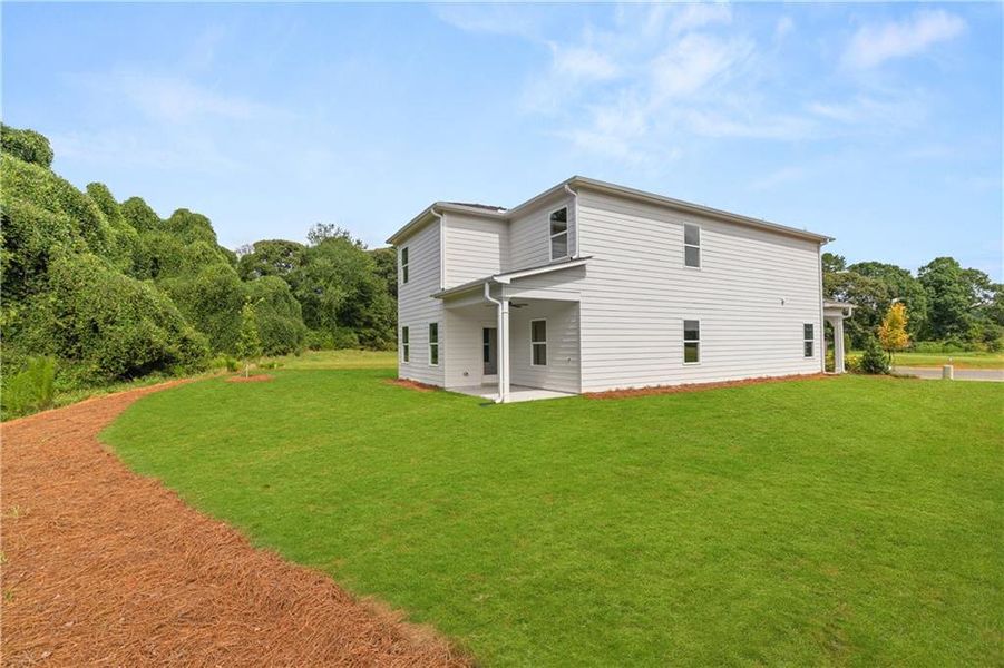Exterior details and patio area of a home in Cedar Farms, Winder (Image 19).