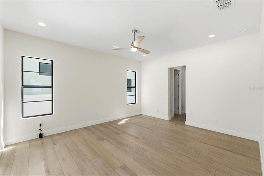 Spacious, unfurnished interior of a new home in , St. Petersburg (Image 19).