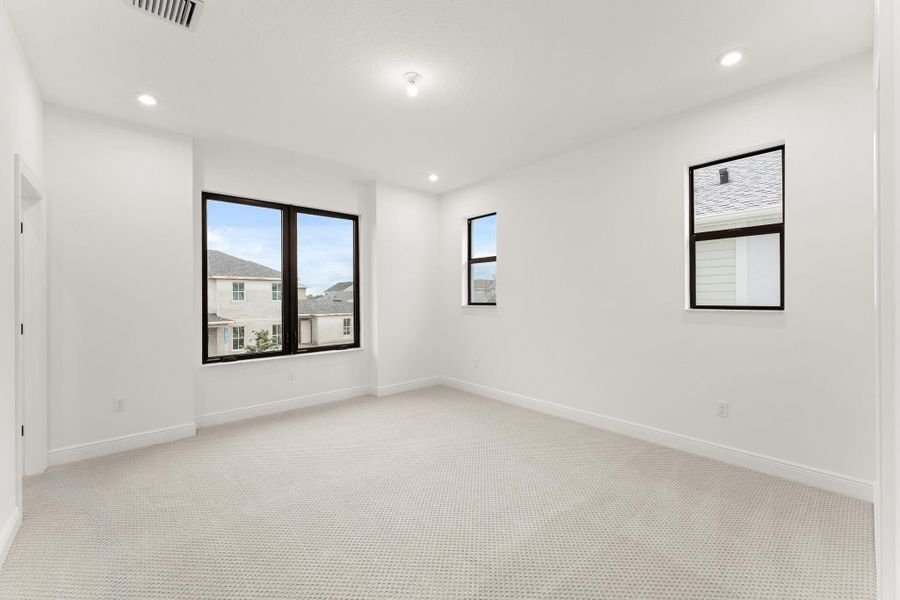 Spacious, unfurnished interior of a new home in , Palm City (Image 7).