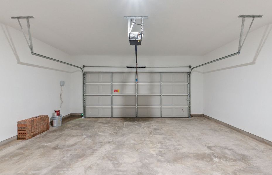 Spacious, unfurnished interior of a new home in Horizon Lake, Leander (Image 34).