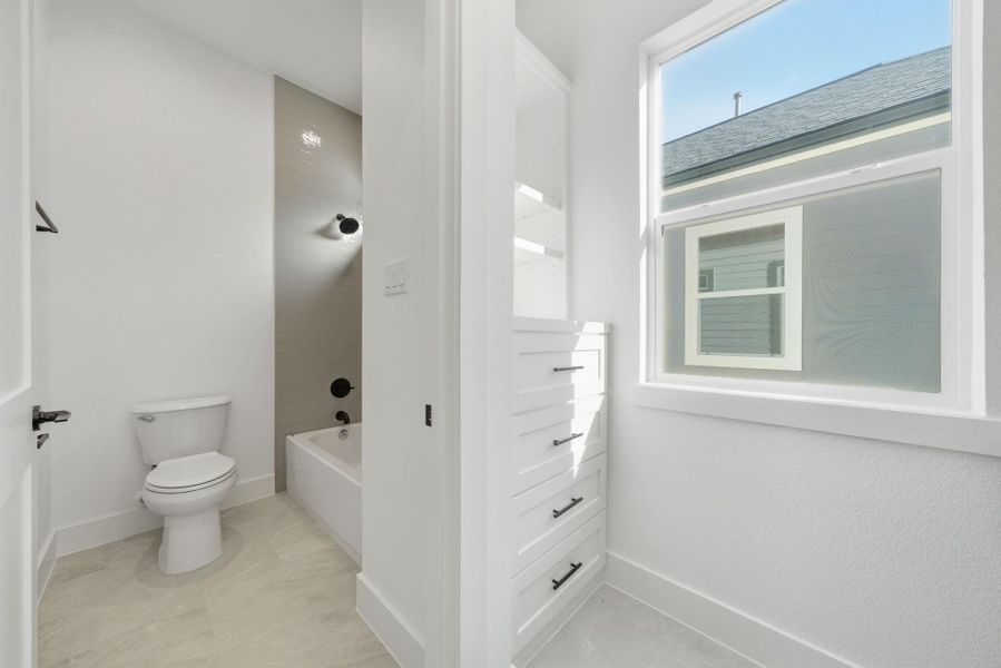 Secondary bathroom. Secondary bathroom.