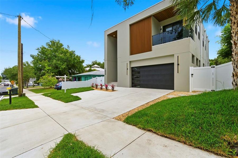 Exterior details and patio area of a home in , Safety Harbor (Image 33).