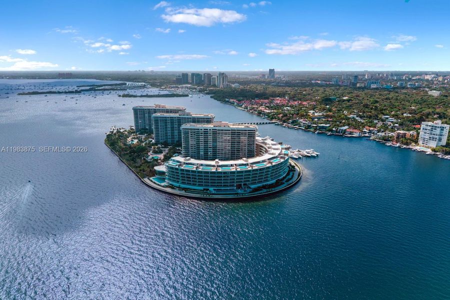 Condo located in Miami, FL showcasing its design and architecture (Image 25).