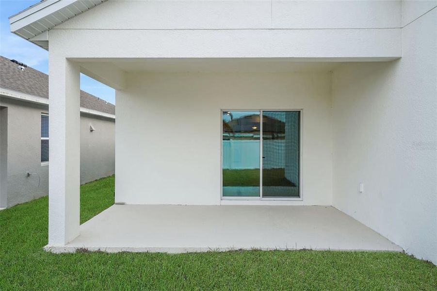 Exterior details and patio area of a home in Cypress Park Estates, Haines City (Image 4).