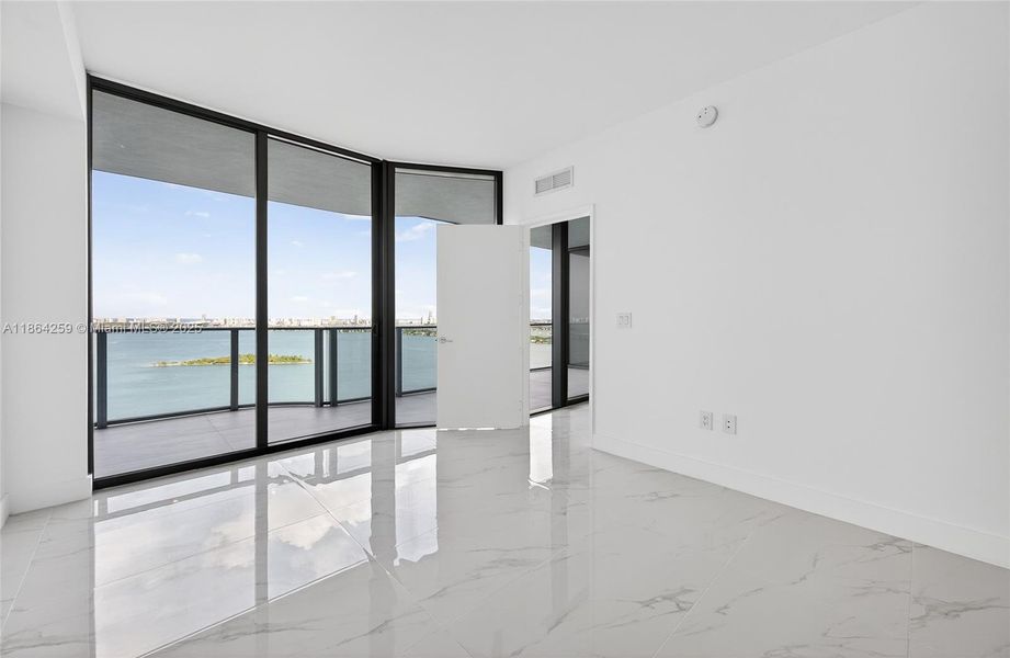 Spacious, unfurnished interior of a new home in Aria Reserve, Miami (Image 25).