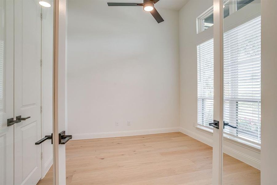 Study or bedroom, with closet and ceiling fan Study or bedroom, with closet and ceiling fan