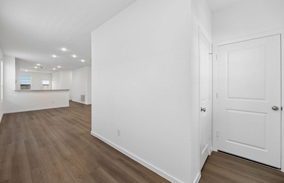 Spacious, unfurnished interior of a new home in Stokesbury, Waller (Image 27).