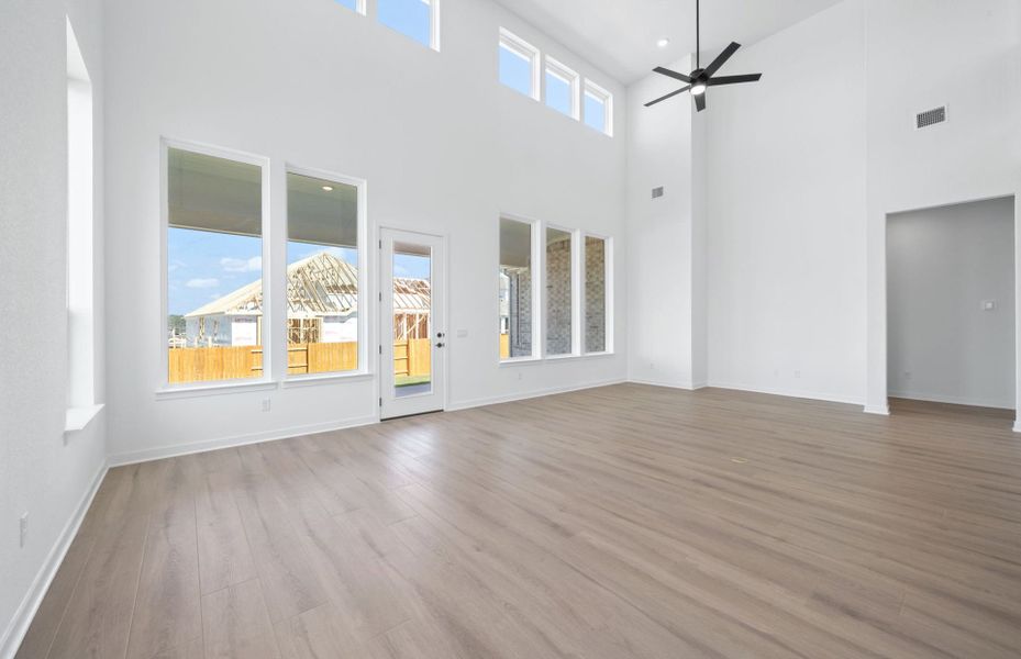 Spacious, unfurnished interior of a new home in 6 Creeks, Kyle (Image 25).