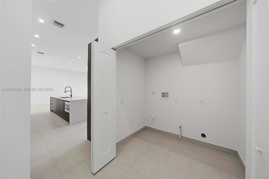Spacious, unfurnished interior of a new home in , Hollywood (Image 79).