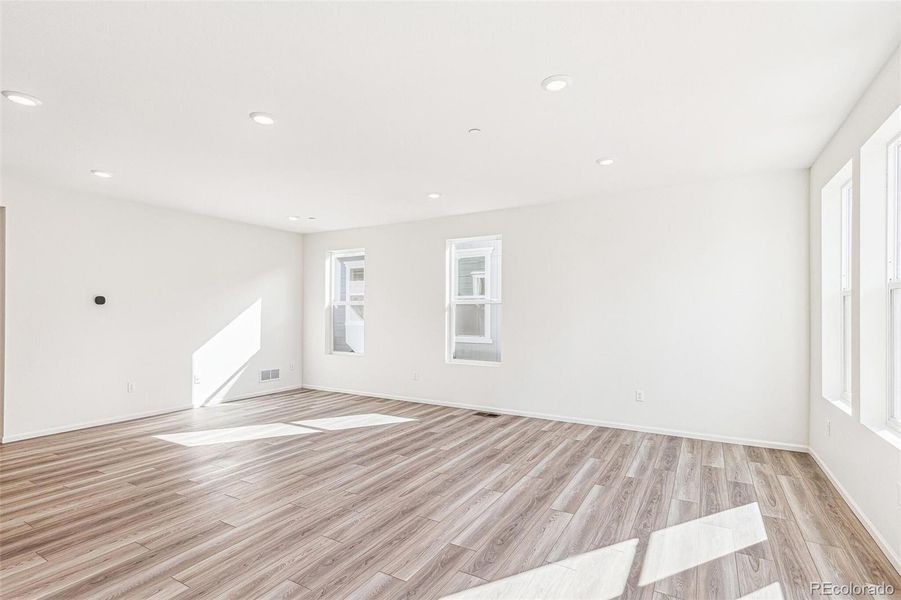 Spacious, unfurnished interior of a new home in Turnberry, Commerce City (Image 14).