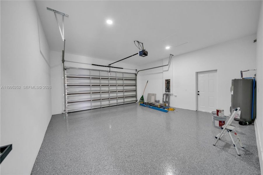 Spacious, unfurnished interior of a new home in , Cape Coral (Image 32).