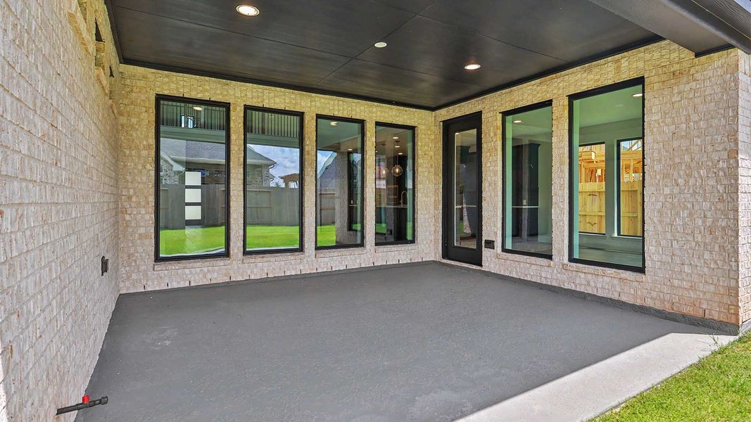 Exterior details and patio area of a home in Grange, Katy (Image 3).
