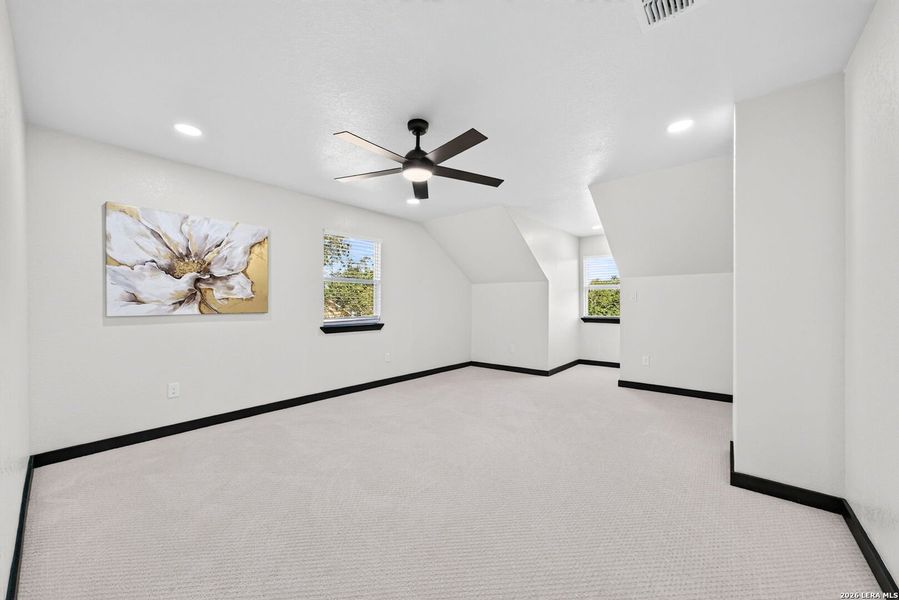 Spacious, unfurnished interior of a new home in , Natalia (Image 34).