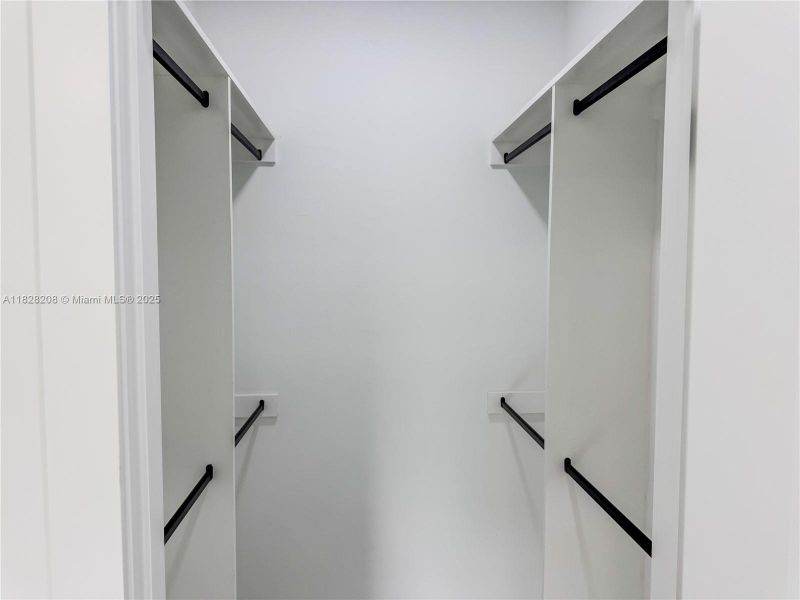 Spacious, unfurnished interior of a new home in , Lehigh Acres (Image 9).