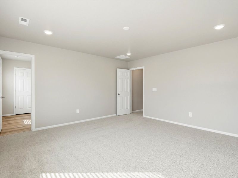 Spacious, unfurnished interior of a new home in Lake Bluff, Greeley (Image 17).