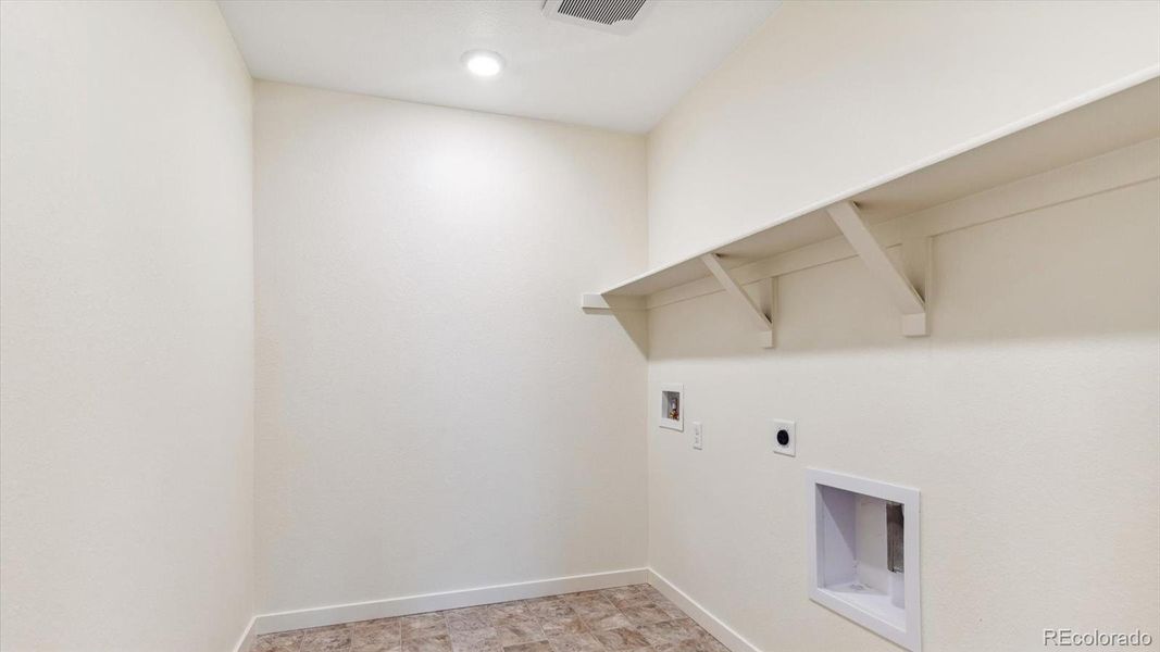 Spacious, unfurnished interior of a new home in Settlers Crossing, Commerce City (Image 13). Spacious, unfurnished interior of a new home in Settlers Crossing, Commerce City (Image 13).