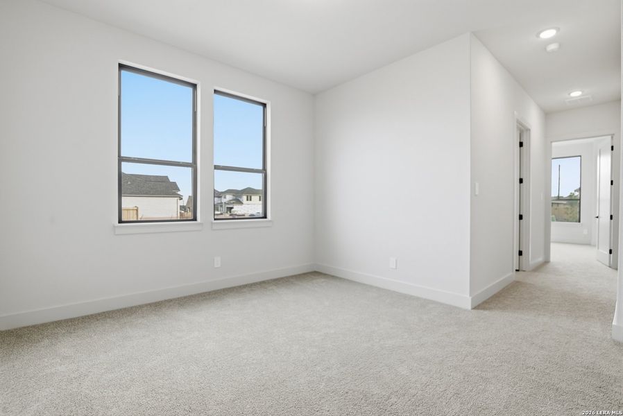 Spacious, unfurnished interior of a new home in Haby Hill 50s, San Antonio (Image 20).