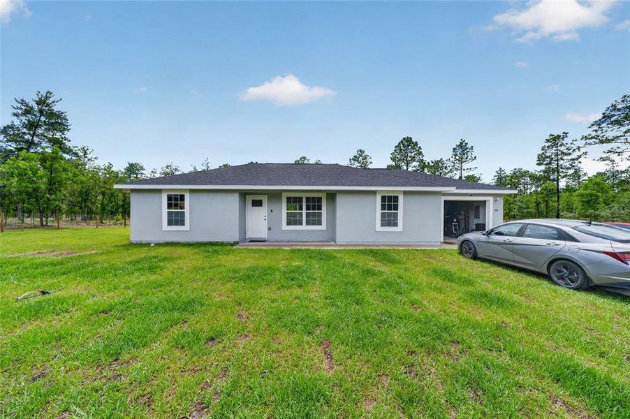 Exterior details and patio area of a home in , Dunnellon (Image 21).