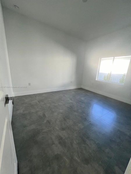 Spacious, unfurnished interior of a new home in , Fort Lauderdale (Image 8).