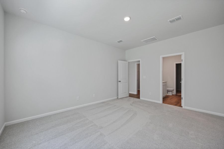 Spacious, unfurnished interior of a new home in Bradford Pointe, Summerville (Image 12).