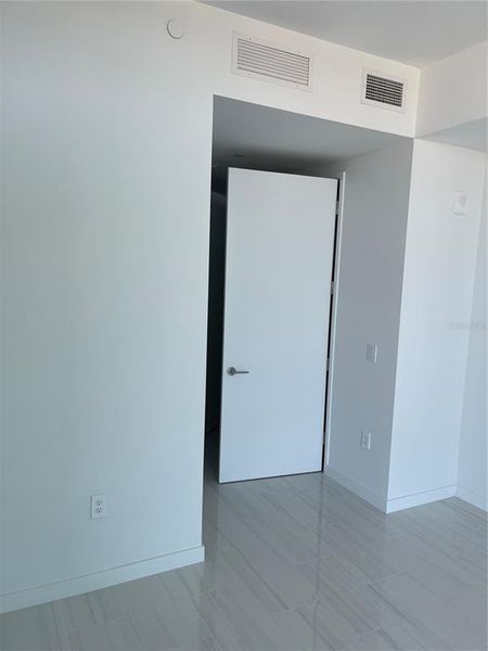 Spacious, unfurnished interior of a new home in , St. Petersburg (Image 10).