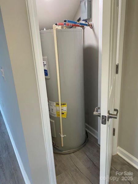 HOT WATER HEATER