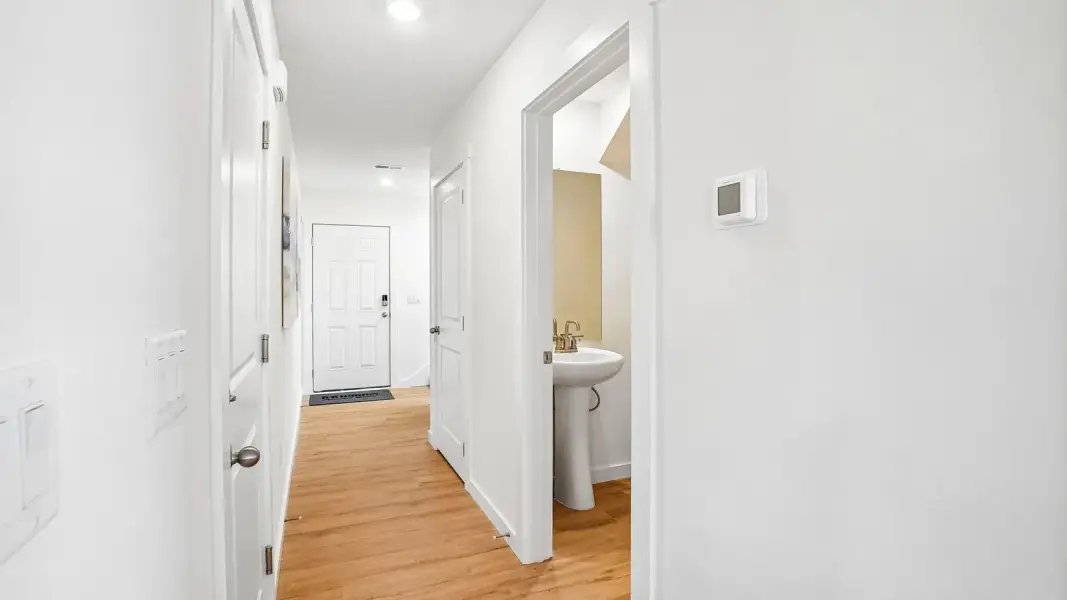 Spacious, unfurnished interior of a new home in Cherokee Crossing, Kodak (Image 18).