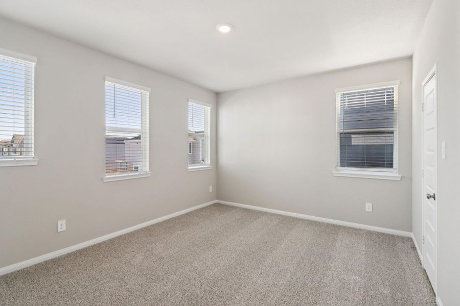 Spacious, unfurnished interior of a new home in Kemah Crossing - Luxe Series, Kemah (Image 29).