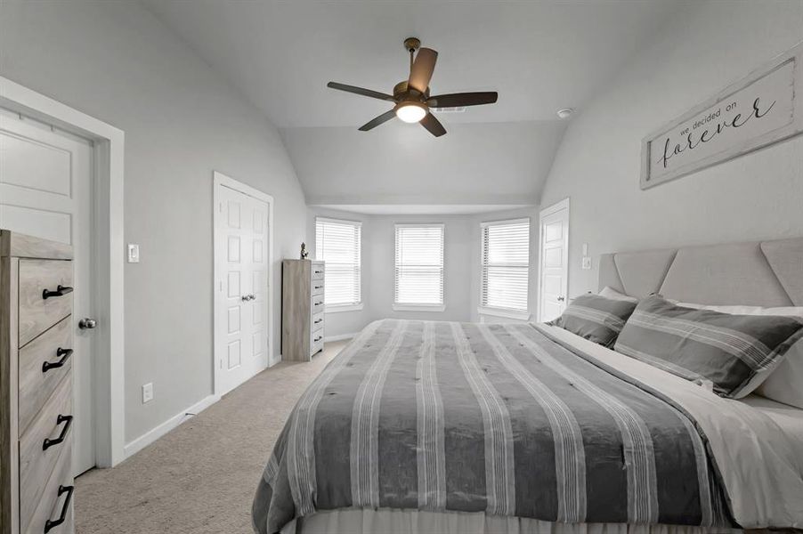 High Ceiling Master Bedroom W/ King Size Bed