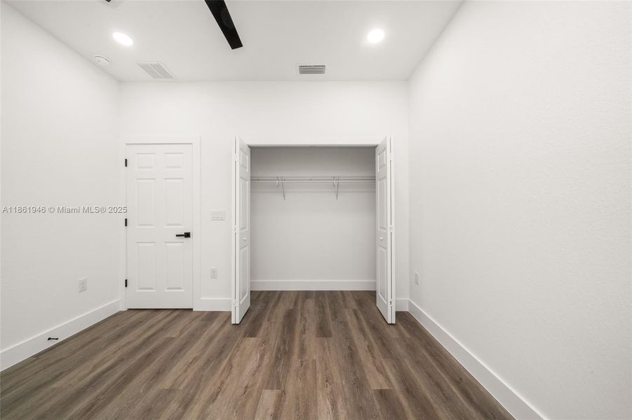 Spacious, unfurnished interior of a new home in , Sebring (Image 22).