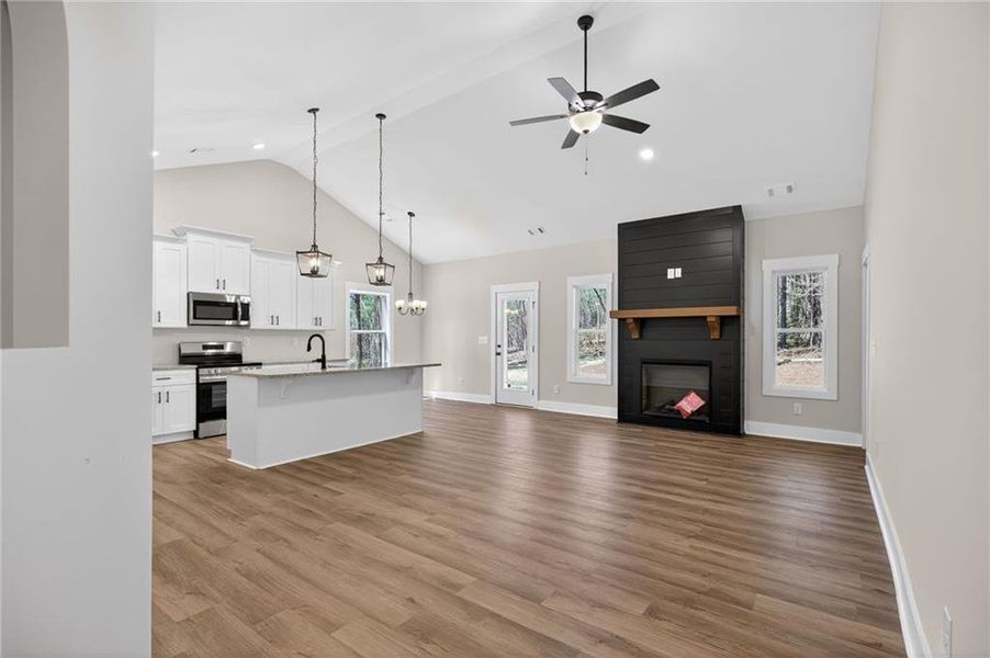 Spacious, unfurnished interior of a new home in , Silver Creek (Image 25).