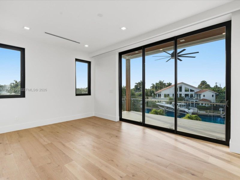 Spacious, unfurnished interior of a new home in , Pompano Beach (Image 50).