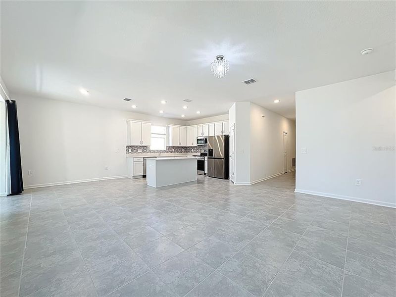 Spacious, unfurnished interior of a new home in , Kissimmee (Image 16).