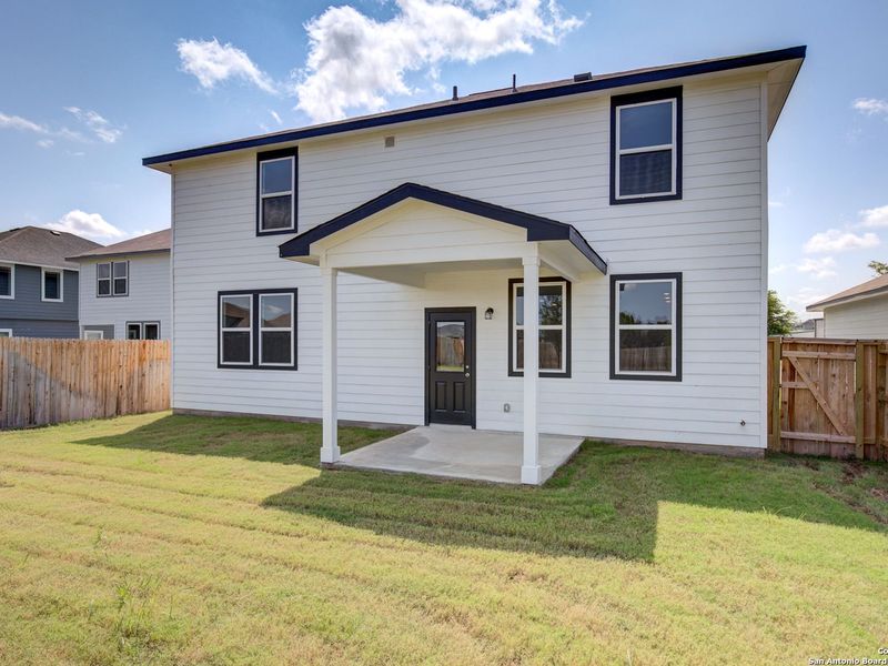 Exterior details and patio area of a home in Hannah Heights, Seguin (Image 3).