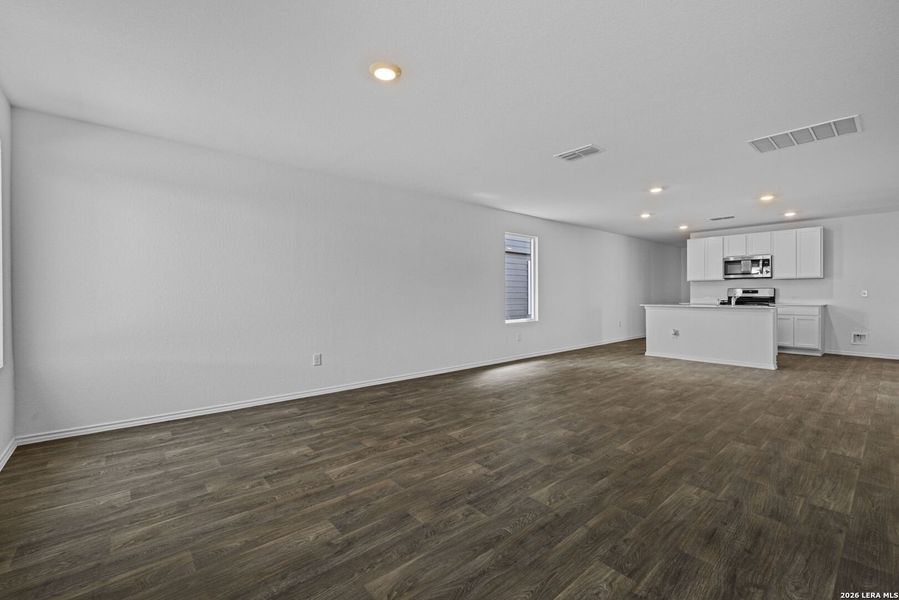 Spacious, unfurnished interior of a new home in Avenida, Converse (Image 13).