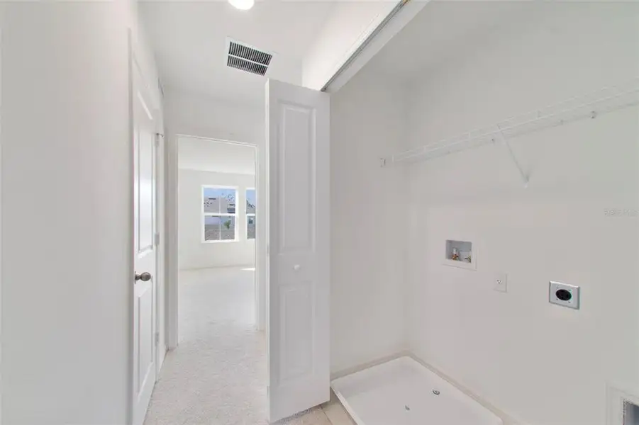 Spacious, unfurnished interior of a new home in Aulin Square, Oviedo (Image 18).