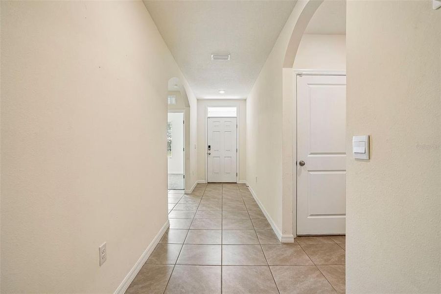 Spacious, unfurnished interior of a new home in Lake Diamond, Ocala (Image 31).
