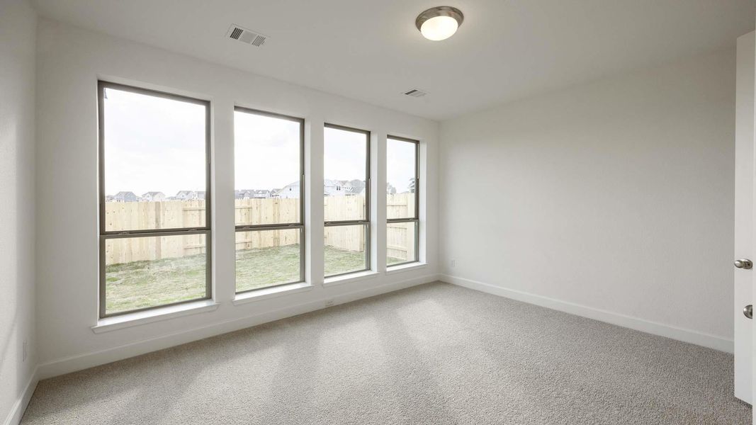 Spacious, unfurnished interior of a new home in Lariat 45', Liberty Hill (Image 13).