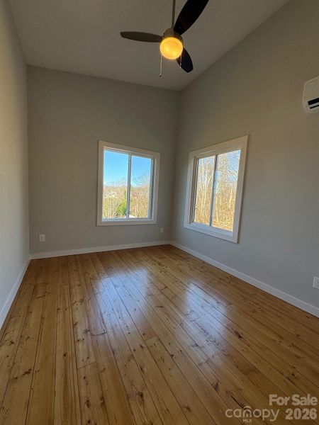 Upper level bedrrom, full of natural light, ceiling fan Upper level bedrrom, full of natural light, ceiling fan