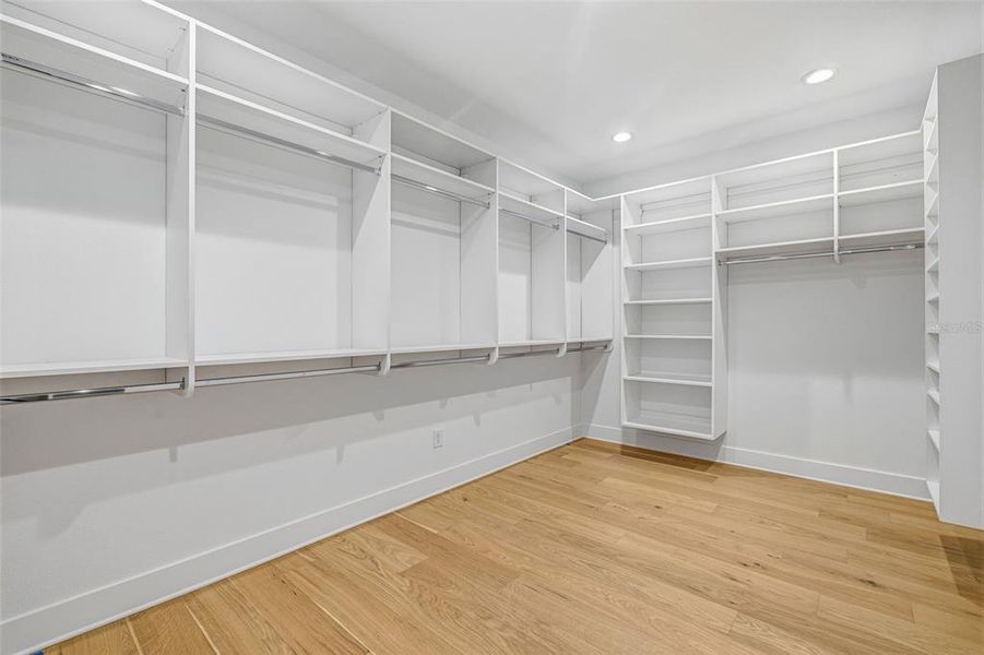 Spacious, unfurnished interior of a new home in , Tampa (Image 32).