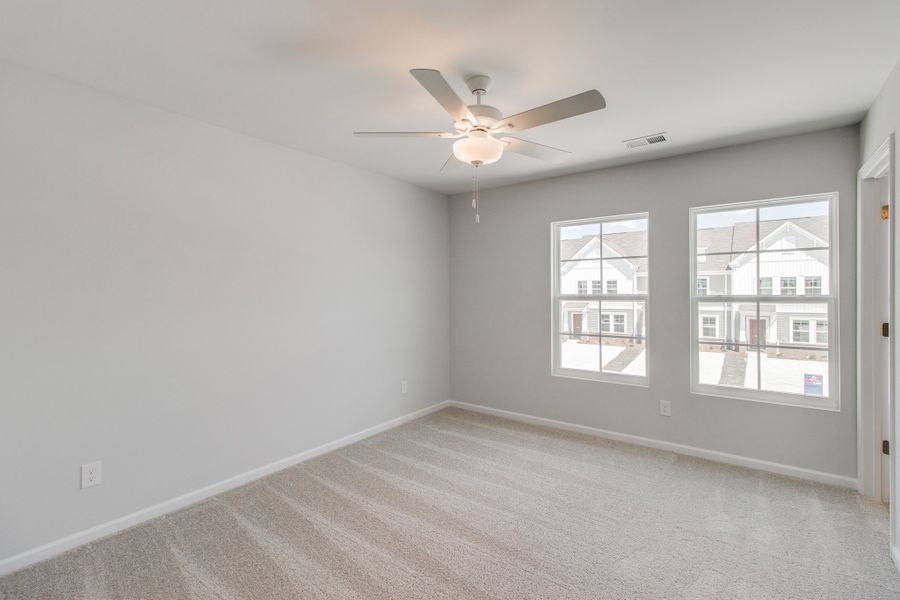 Spacious, unfurnished interior of a new home in Astoria, Columbia (Image 19).
