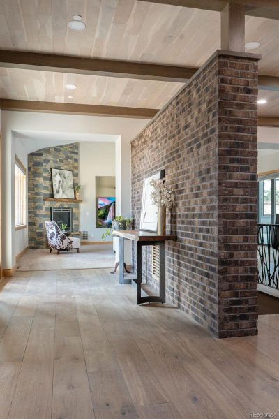 Community amenities in , Golden (Image 40).