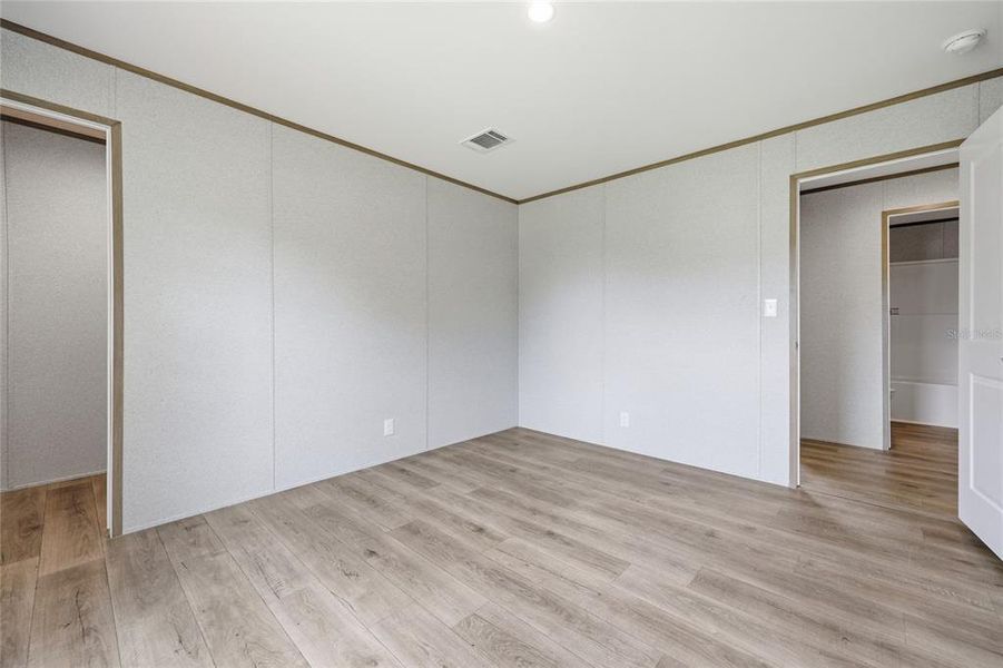 Spacious, unfurnished interior of a new home in , Bronson (Image 28).